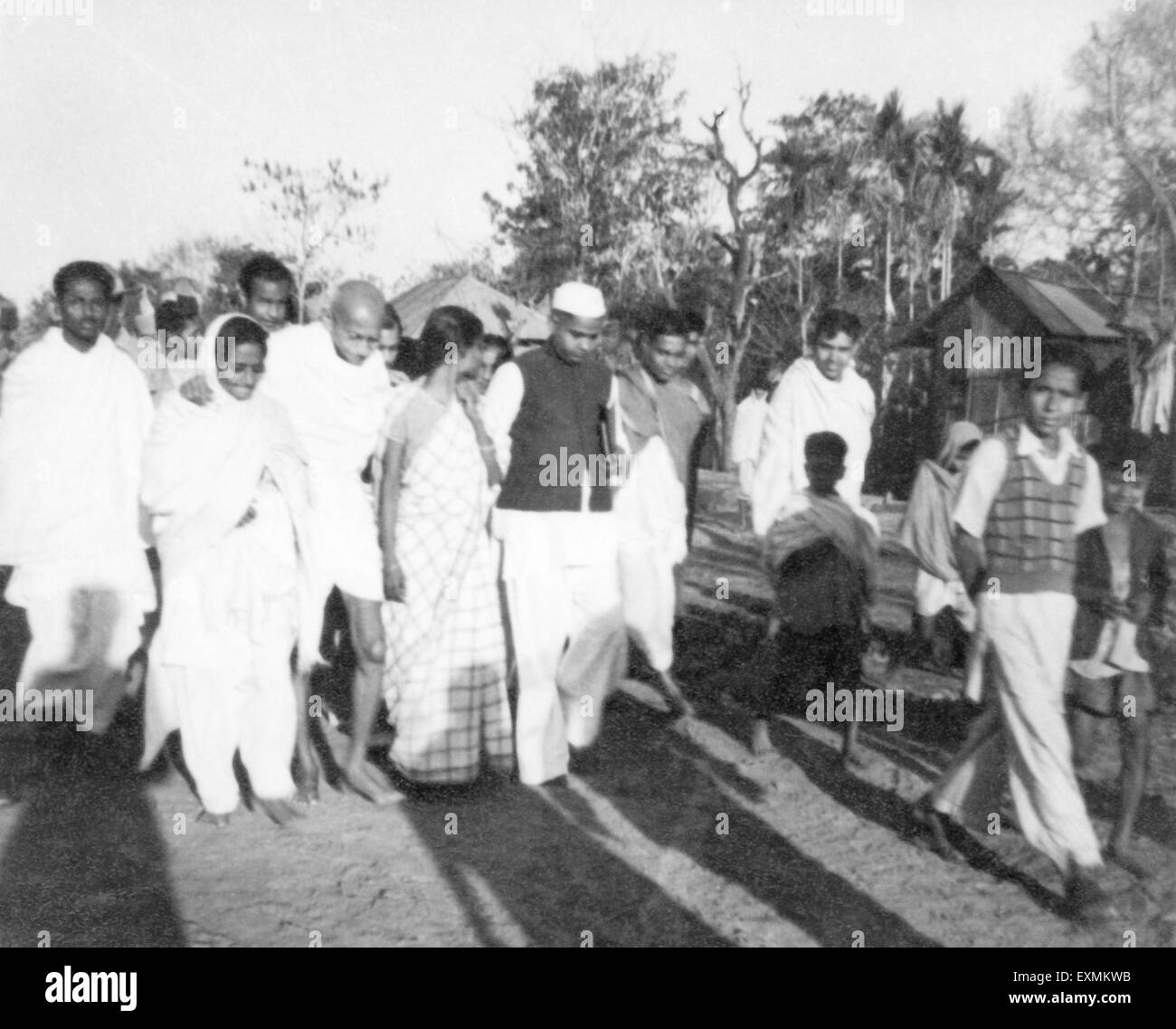 Mahatma Gandhi unterstützt Amtus Salam Abha Gandhi Walkingwth Sachin Mitra andere durch Felder Riot bewirkt Noakhali Bengal Stockfoto