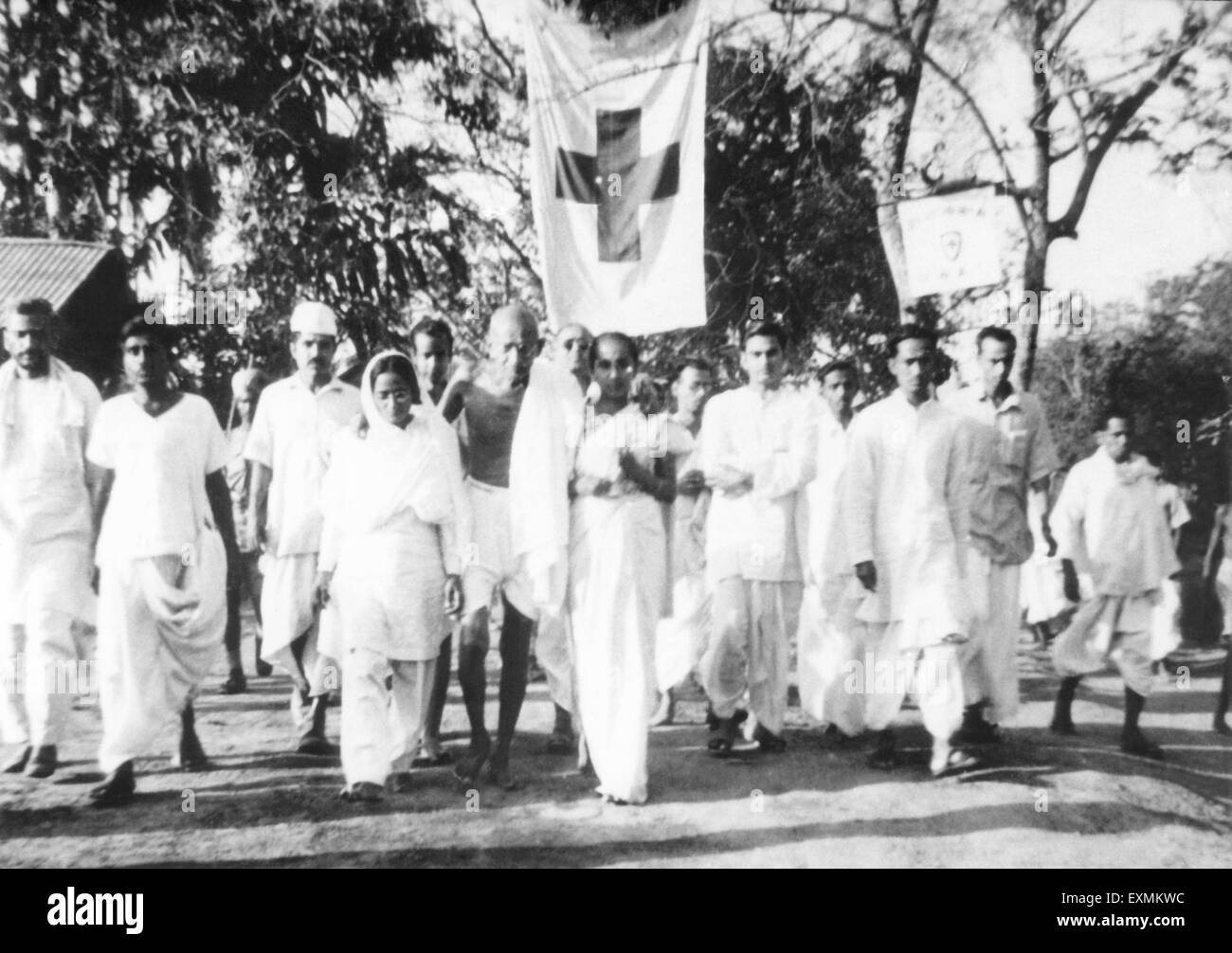 Mahatma Gandhi Sachin Mitra zu Fuß Flagge rotes Kreuz Aufruhr betroffenen Gebieten in Noakhali East Bengal; November 1946 Stockfoto