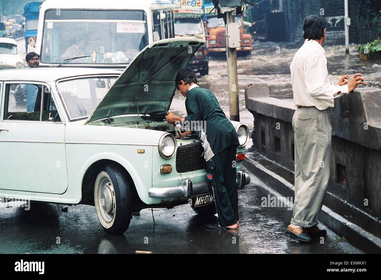 Kfz-Mechaniker repariert ein Auto auf der König Kreis Überführung; Bombay jetzt Mumbai; Maharashtra; Indien Stockfoto