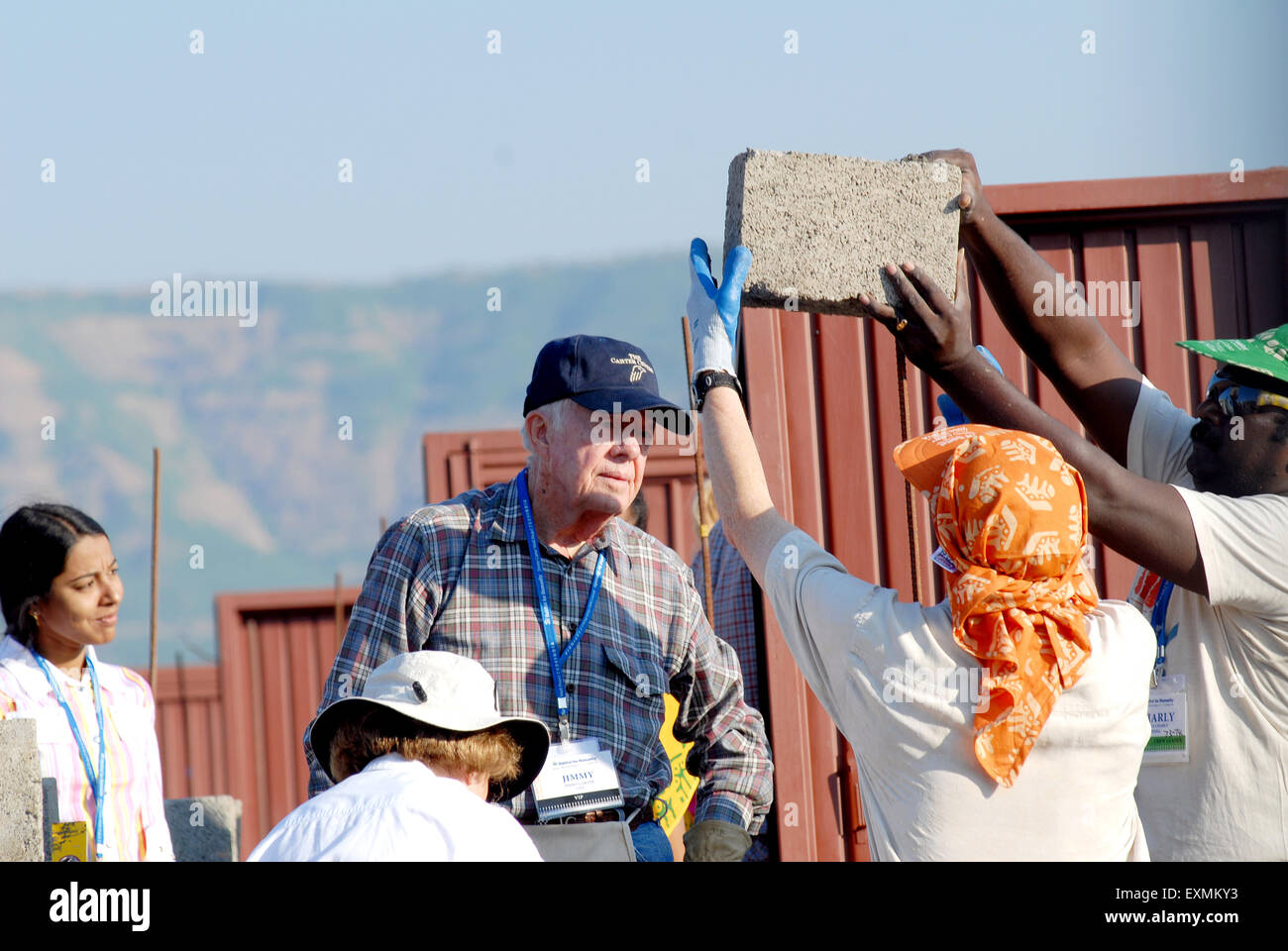 Der ehemalige US-Präsident Jimmy Carter baut freiwillig Häuser Jimmy Carter Arbeitsprojekt im Patan Village Lonavala Maharashtra Indien Asien Stockfoto