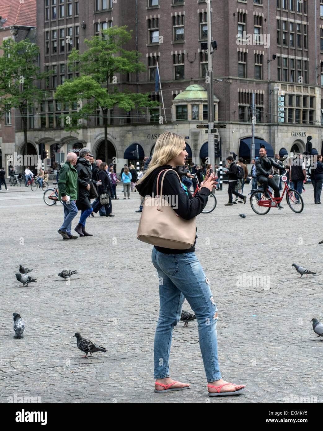 Zufällige Touristen in der Nähe oder am Dam-Platz und den königlichen Palast im Zentrum von Amsterdam, Holland, Niederlande Stockfoto