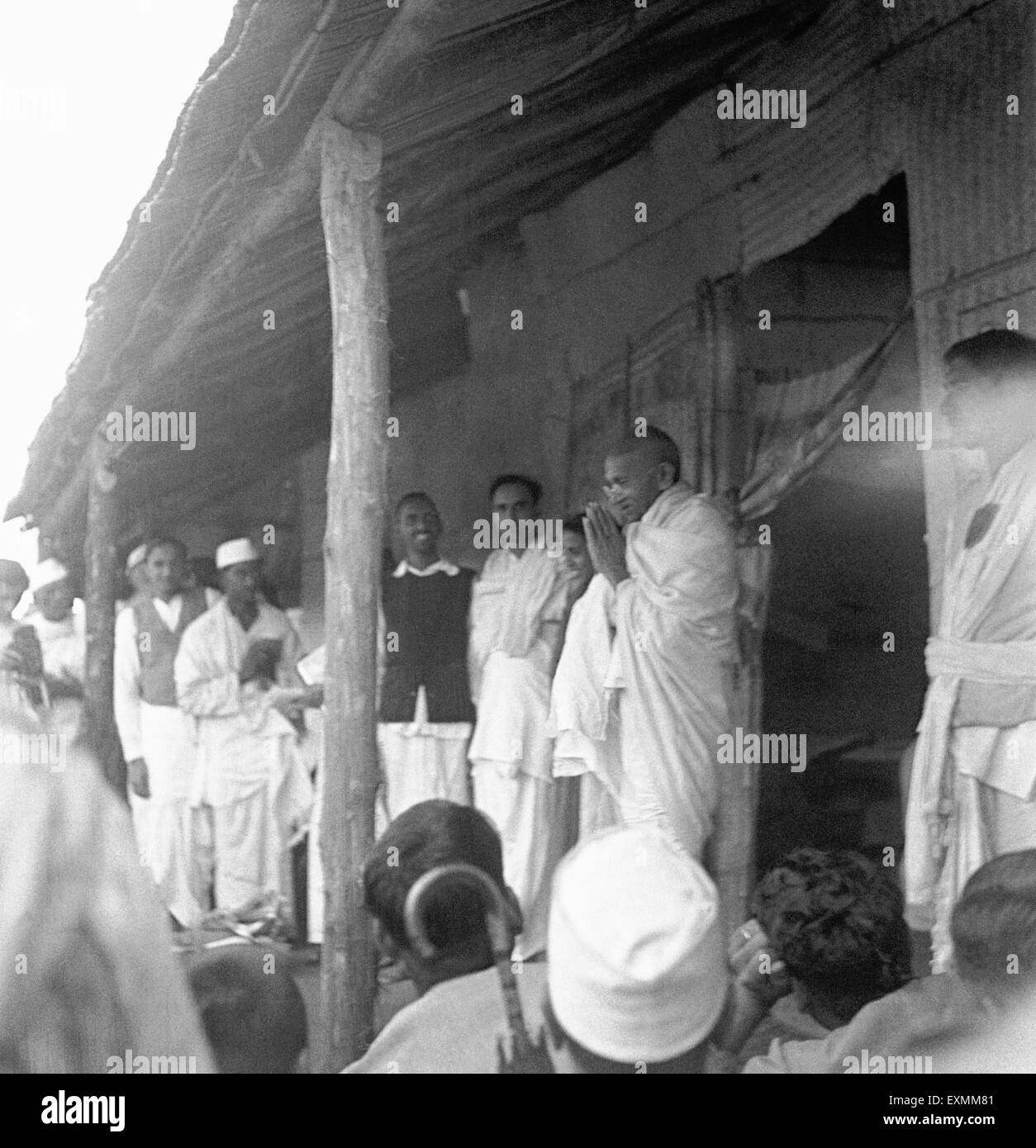 Mahatma Gandhi Gruß Menschen vor Kasturba Gandhis Hütte im Sevagram Ashram; 1945; Indien nicht Herr Stockfoto