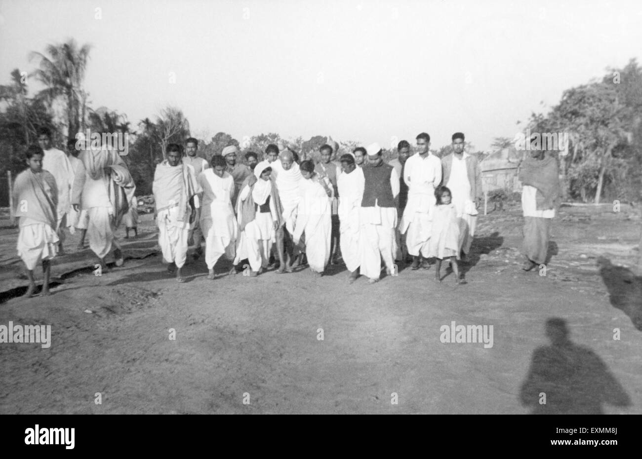 Mahatma Gandhi und seine Partei auf dem Marsch durch die Unruhen betroffenen Gebieten in Noakhali; Ost-Bengalen Stockfoto