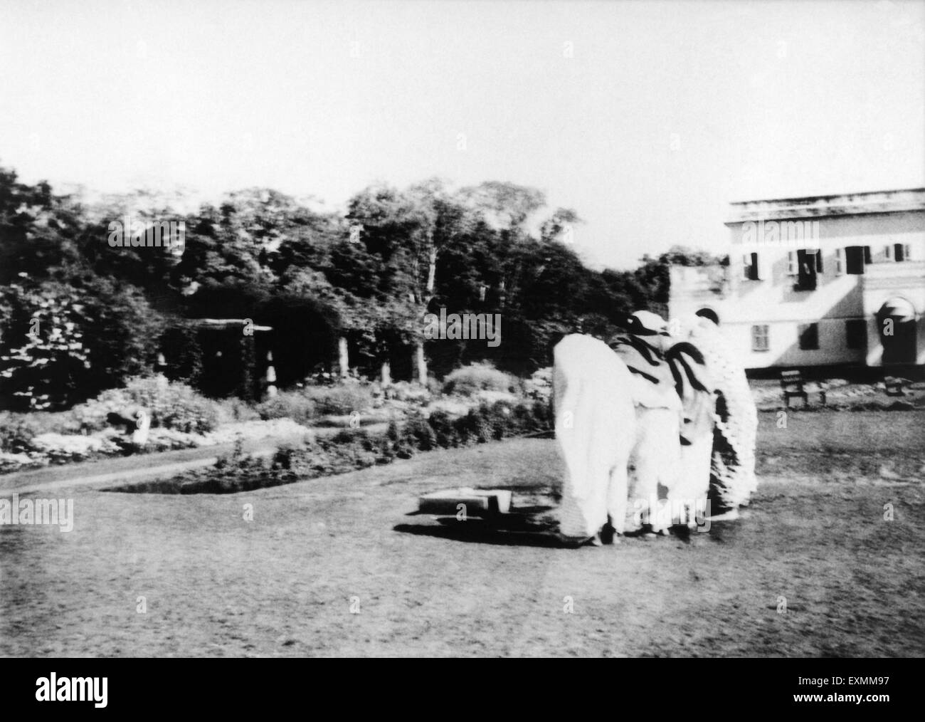 Menschen, die eine Hommage an die Stelle, wo wurde Mahatma Gandhi im Birla House ermordet; Delhi; 1948; Indien nicht Herr Stockfoto