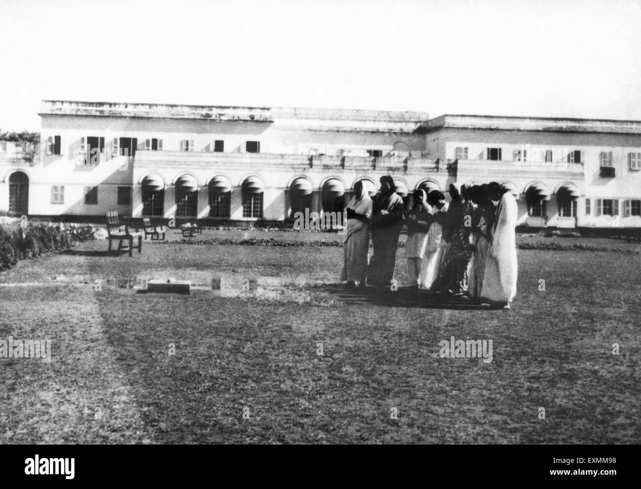 Frauen im Birla House eine Hommage an die Stelle wo Mahatma Gandhi ermordet wurde; Delhi; 1948; Indien nicht Herr Stockfoto