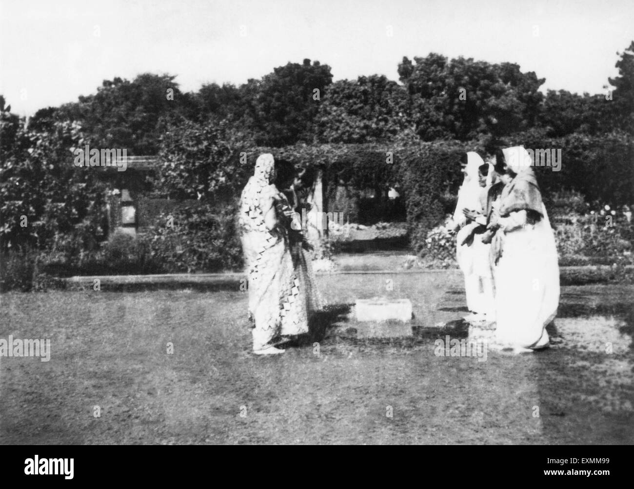 Frauen im Birla House eine Hommage an die Stelle wo Mahatma Gandhi ermordet wurde; Delhi; 1948; Indien nicht Herr Stockfoto