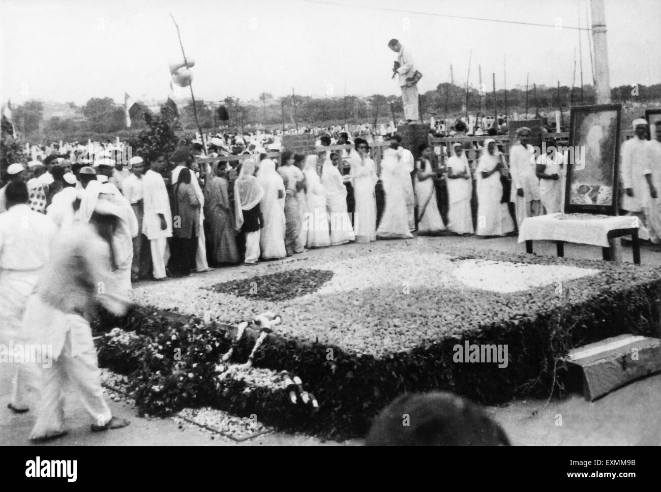 Menschen, die eine Hommage an Rajghat; Delhi; wo Mahatma Gandhis Beerdigung stattfand; 1948; Indien nicht Herr Stockfoto