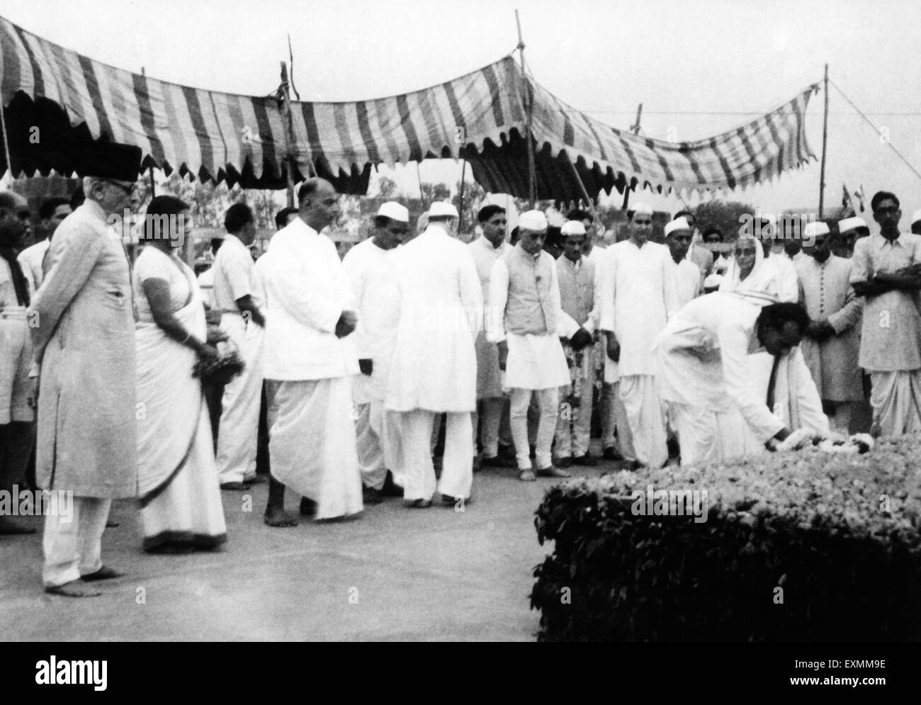 Menschen, die eine Hommage, die Rajghat Delhi Mahatma Gandhi Beerdigung fand Platz Abdul Kalam Maulana Azad Sucheta Kripalani Shem Prasad Stockfoto