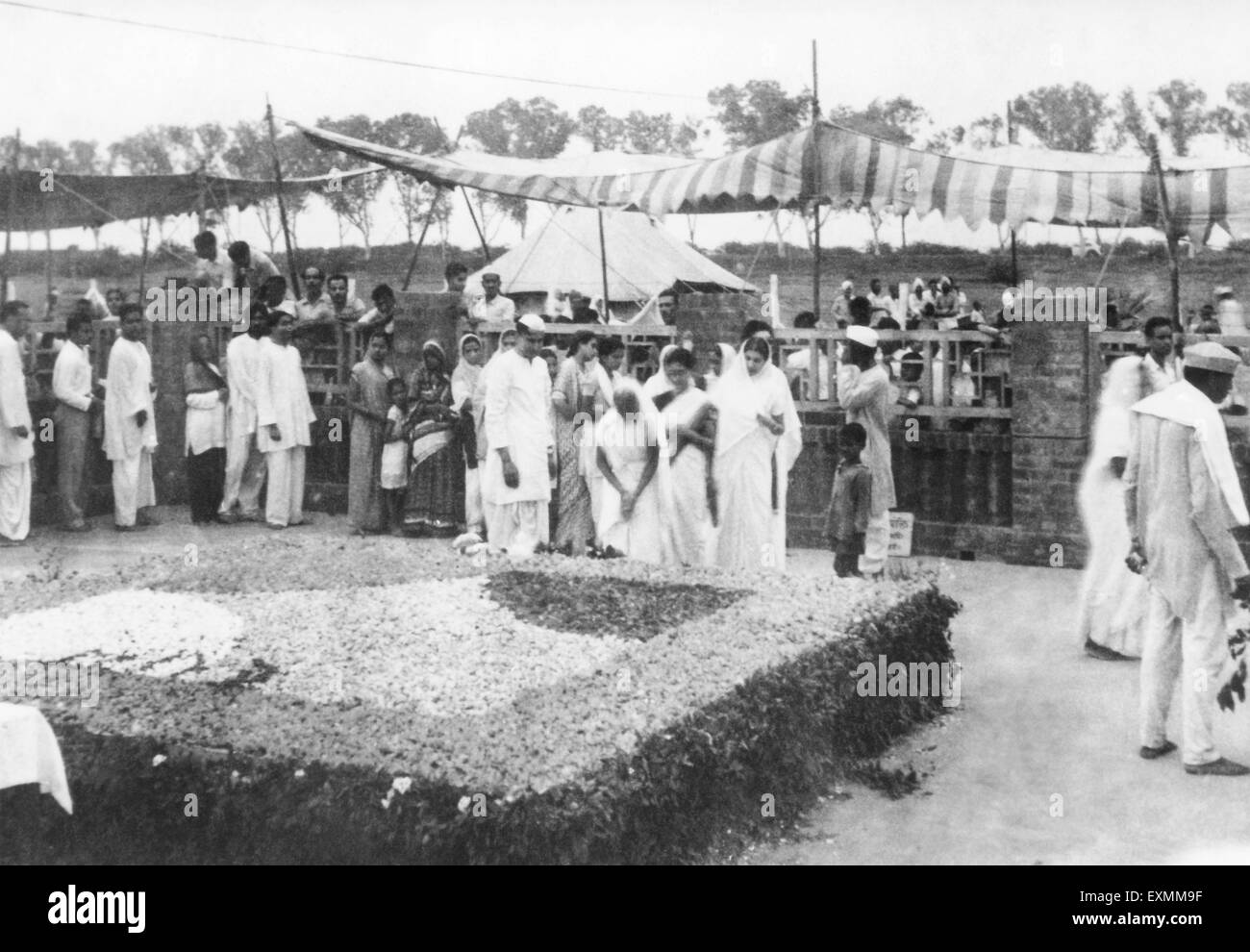 Menschen, die eine Hommage an Rajghat; Delhi; wo Mahatma Gandhis Beerdigung stattfand; 1948; Abha Gandhi; Indien nicht Herr Stockfoto