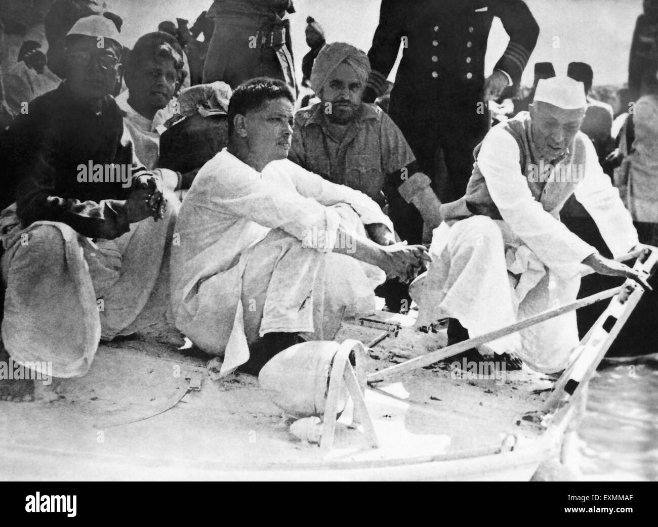 Mahatma Gandhis Asche durch seine Söhne Manilal Ramdas Devdas Jawaharlal Nehru Boot Fluss Ganges Allahabad Indien Stockfoto