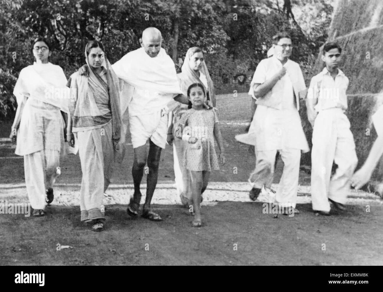 Mahatma Gandhi walking Mahabaleshwar Indien 1944 Stockfoto