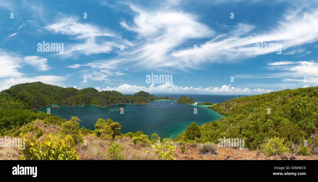 Kreuzfahrten in Indonesien, erhöhten Blick auf Wayag, Raja Ampat Inseln Stockfoto