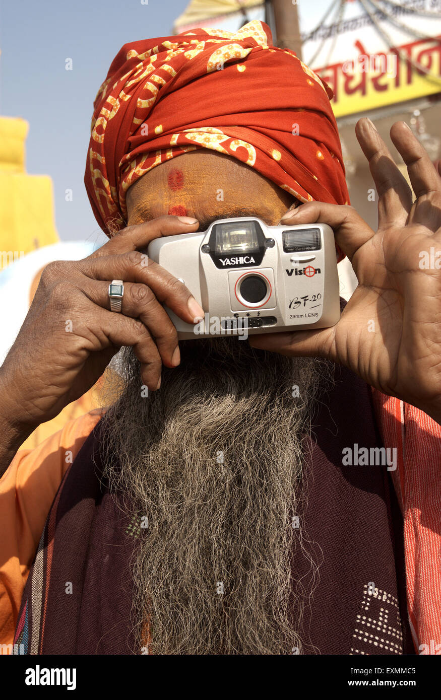 Sadhu fotografiert Kollegen Sadhus Film Kamera Ardh Kumbh Mela religiöse Feste in Allahabad; Uttar Pradesh Stockfoto