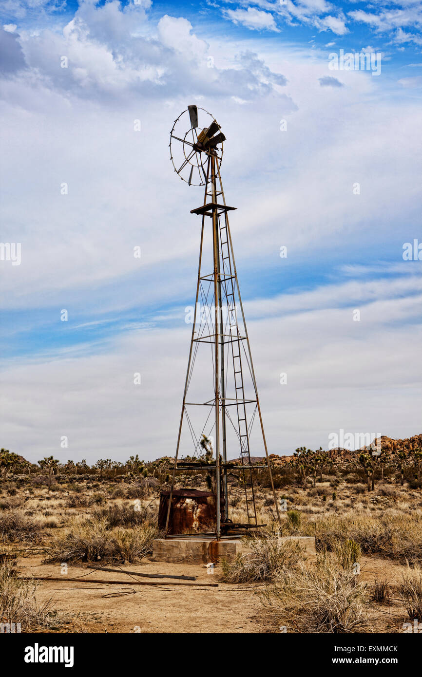 Windmühle auf dem alten Brunnen an der Wall Street Mühle & Mine im Joshua Tree National Park in Kalifornien, USA. Stockfoto