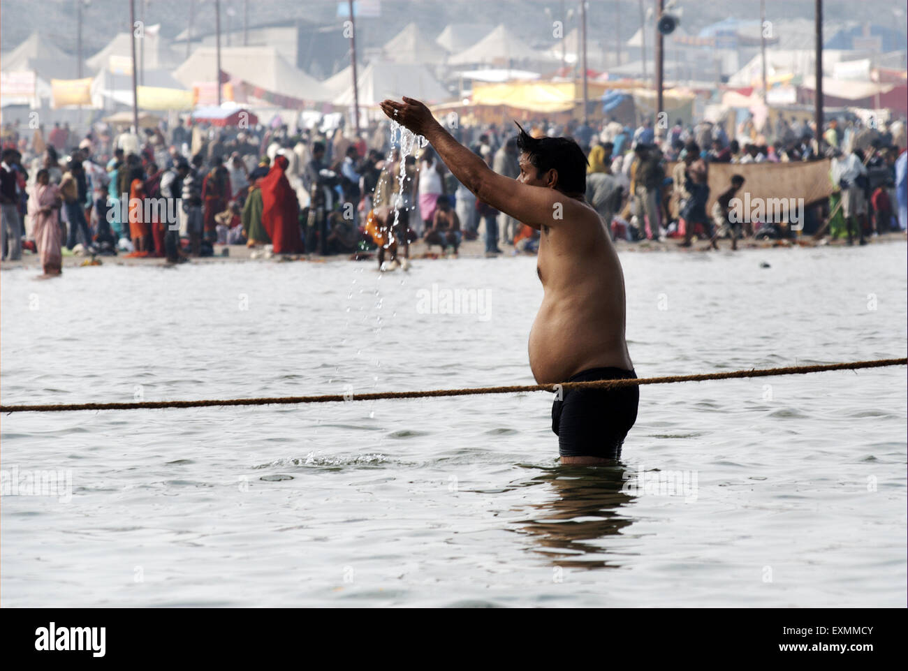 Pilger versammeln, Zusammenfluss Ganges Yamuna mythischen Saraswati Flüsse heiliges Bad Ardh Kumbhls an Allahad nehmen; Uttar PrIndia Stockfoto