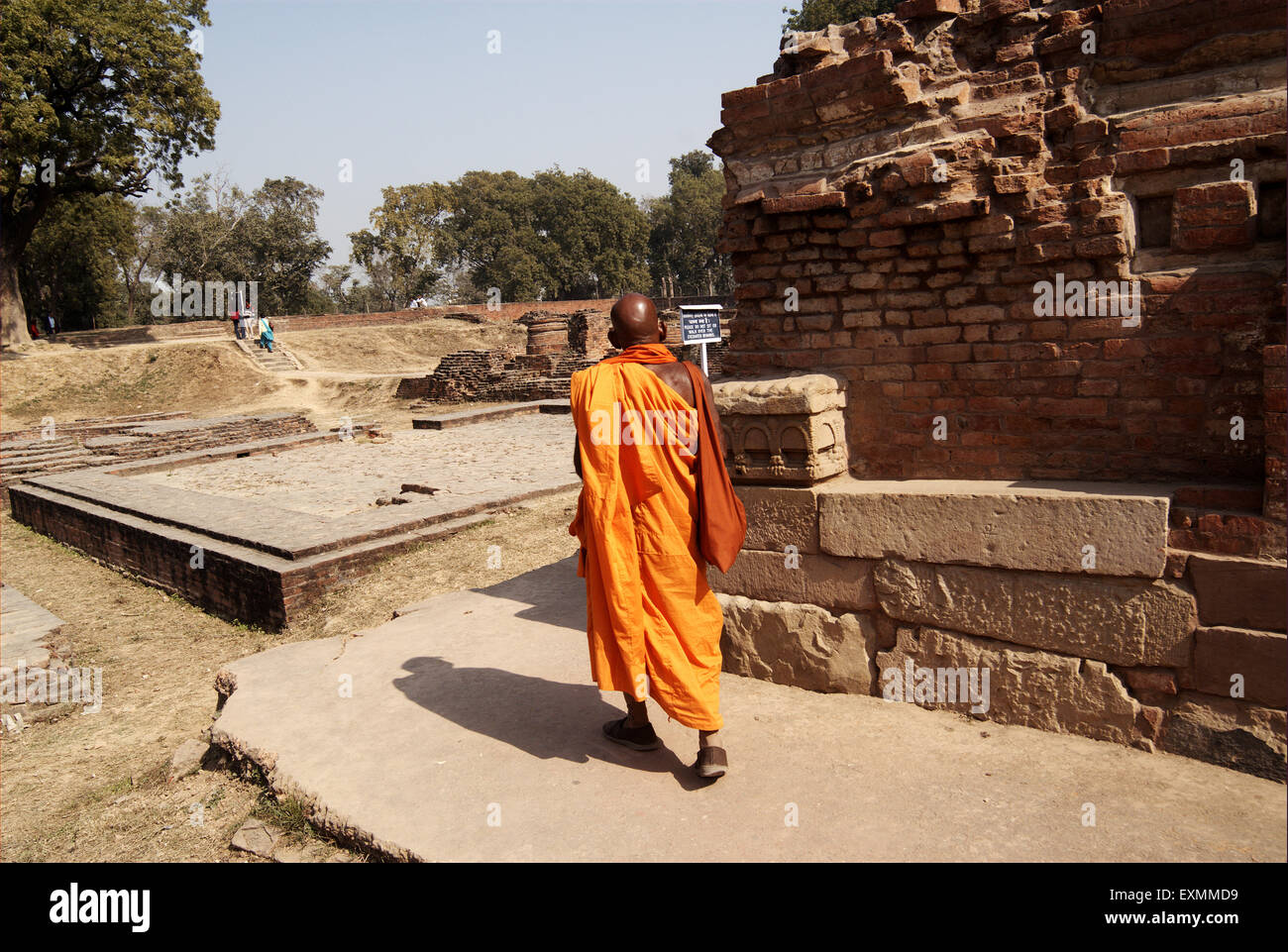 Buddhistischer Mönch geht in den Ruinen von Sarnath; wo lebte Lord Gautama Buddha Dhamekh Stupa Sarnath Uttar Pradesh Stockfoto