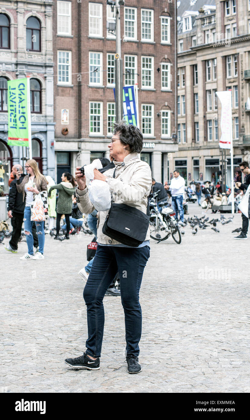 Zufällige Touristen in der Nähe oder am Dam-Platz und den königlichen Palast im Zentrum von Amsterdam, Holland, Niederlande Stockfoto