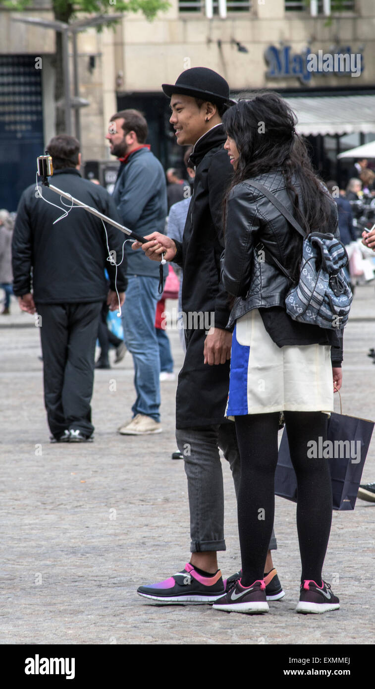 Zufällige Touristen in der Nähe oder am Dam-Platz und den königlichen Palast im Zentrum von Amsterdam, Holland, Niederlande Stockfoto