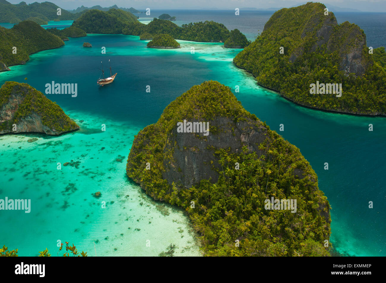 Kreuzfahrten in Indonesien, erhöhten Blick auf Wayag, Raja Ampat Inseln Stockfoto