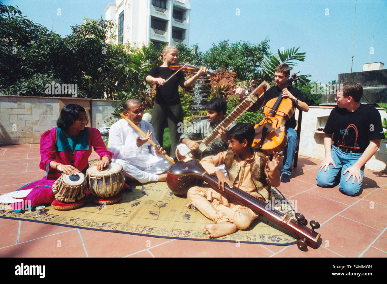 Kinder spielen Musikinstrument mit indischen klassischen Musik Maestro Hariprasad Chaurasia Flötenspieler Stockfoto