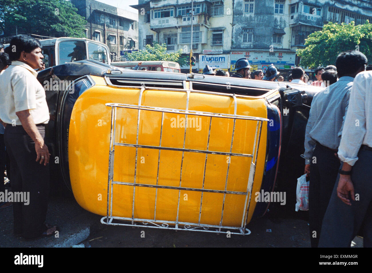 Straße Unfall Schwarz gelbes Taxi wandte Schildkröte Könige Kreis Bombay Mumbai Maharashtra Indien Stockfoto