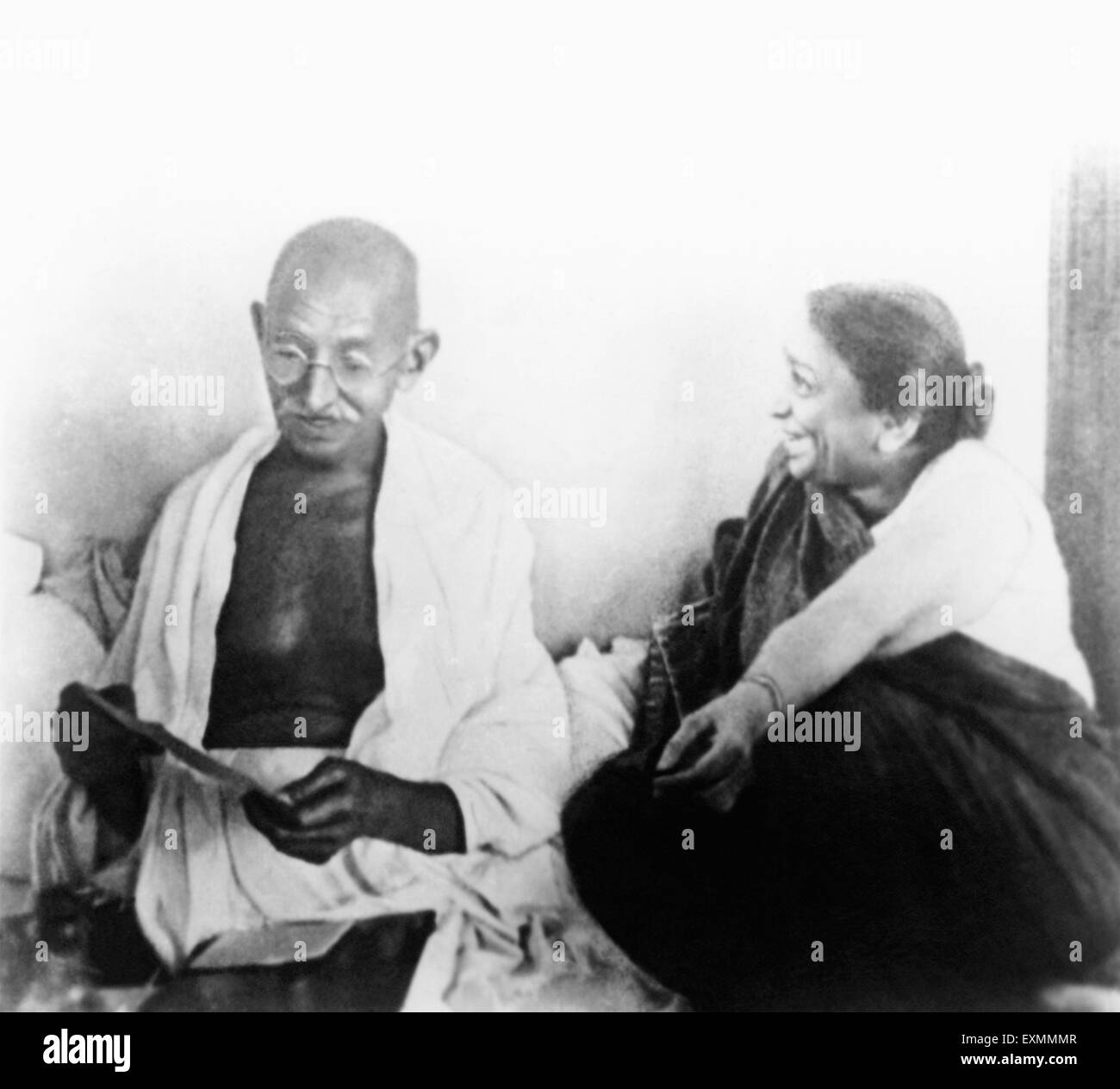Mahatma Gandhi und Sarojini Naidu im Birla Haus; Mumbai; 1945; Indien nicht Herr Stockfoto