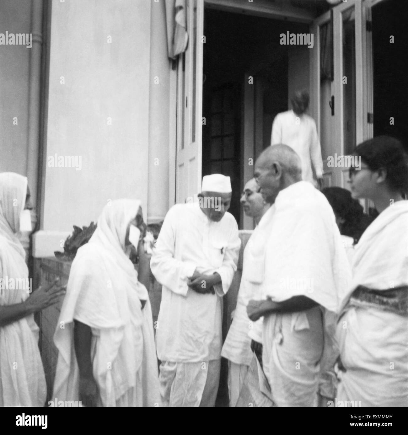 Mahatma Gandhi spricht mit Jain Nonnen und Swami Anand, Birla House; Bombay, Mumbai; Indien, 1945; R. D. Birla; Pyarelal Nayar Stockfoto