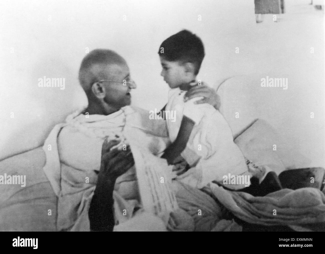 Mahatma Gandhi und seine Enkel Rajmohan auf Gandhis Geburtstag an Birla House, New Delhi, 1937, Indien Stockfoto