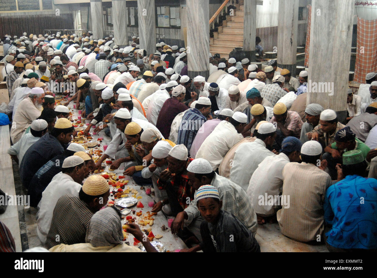 Muslime brechen ihre Ramsan oder Ramadan Fasten bei Khatri Masjid in Pydhonie; Bombay jetzt Mumbai; Maharashtra; Indien Stockfoto