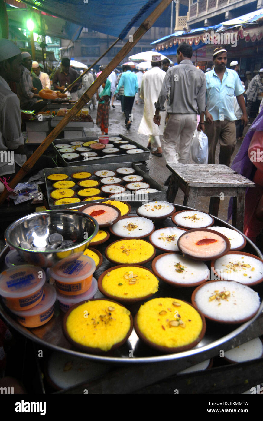 Nahrungsmittel, die verkauft werden, wie Muslime ihre Ramsan oder Ramadan Fasten bei Khatri Masjid in Pydhonie brechen; Bombay-Mumbai Stockfoto