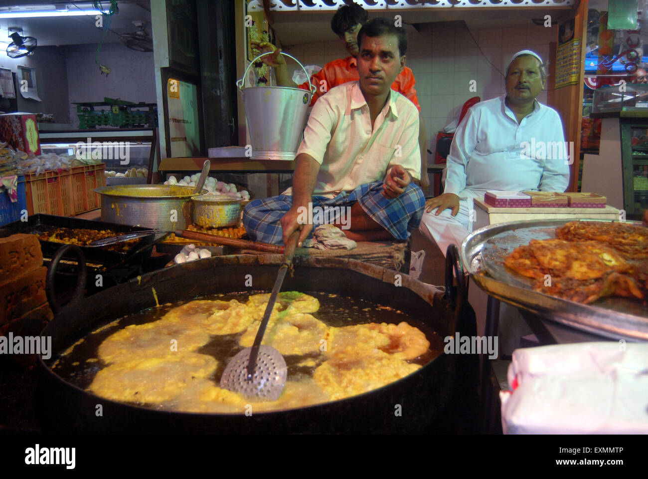 Ein Lebensmittel-Hersteller bereiten Eatables, wie Muslime ihre Ramsan oder Ramadan Fasten bei Khatri Masjid in Pydhonie brechen; Bombay-Mumbai Stockfoto