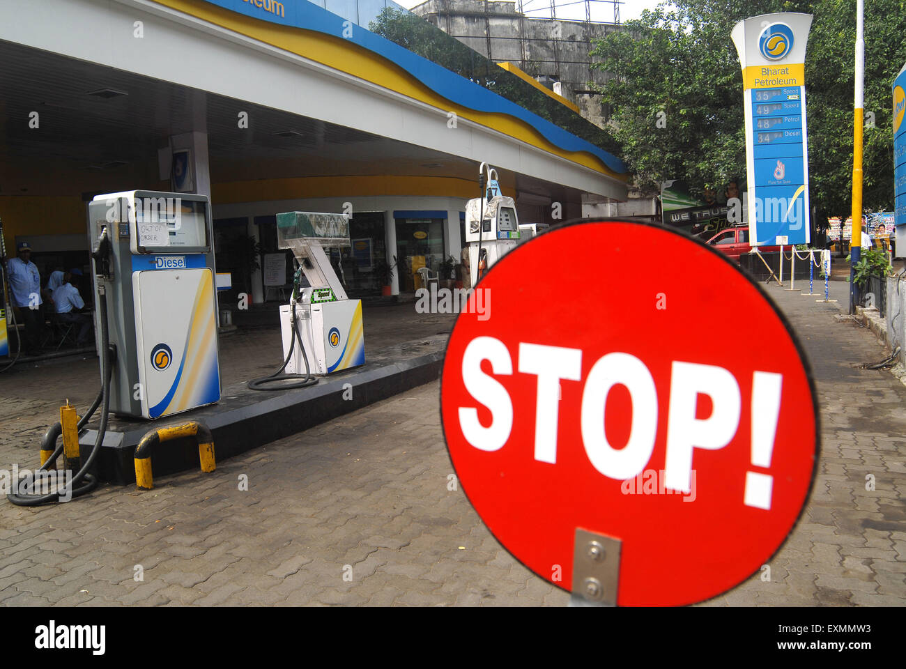 Ein Stop-Schild verhindert Fahrzeuge um ihre Kraftstoff-Tanks als Zapfsäule zu füllen, die Besitzer Mumbai streiken Stockfoto