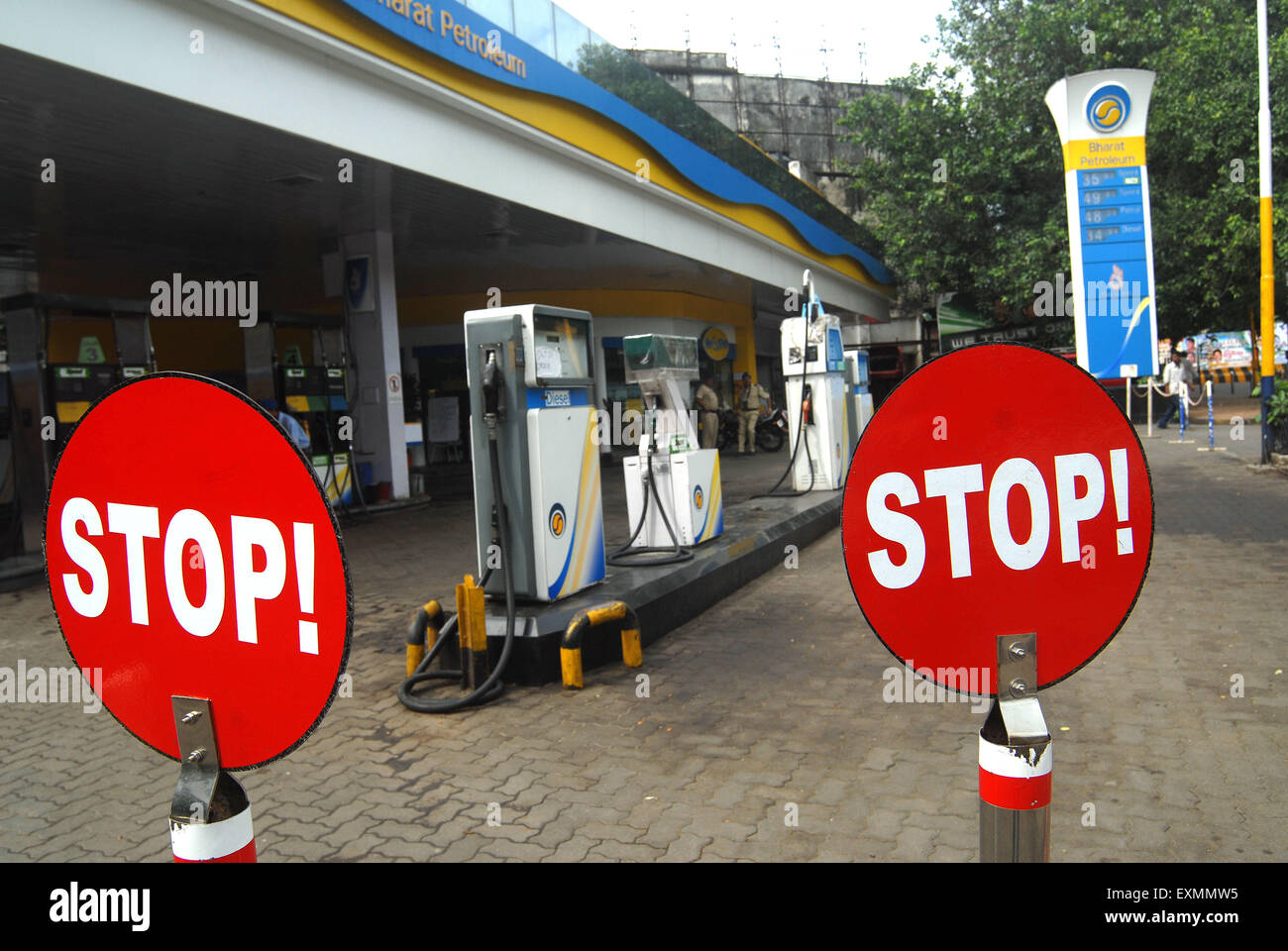 Ein Stop-Schild verhindert Fahrzeuge um ihre Kraftstoff-Tanks als Zapfsäule zu füllen, die Eigentümer in Bombaynw Mumbaia streiken Stockfoto