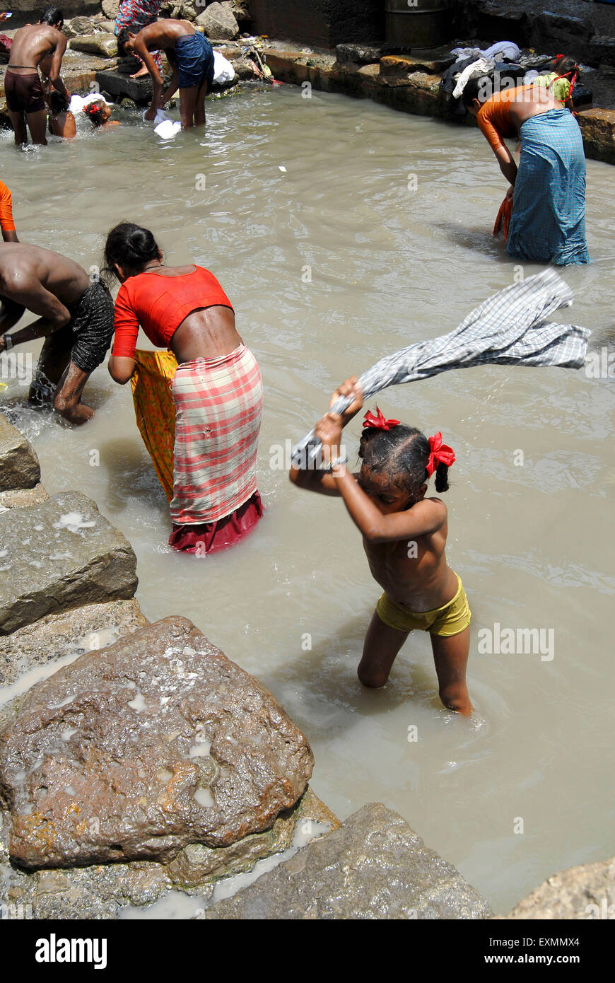 Ein Mädchen Kind Arbeiter Wäsche in schmutzigen Gewässern in Dharavi in Bombay jetzt Mumbai; Maharashtra; Indien Stockfoto