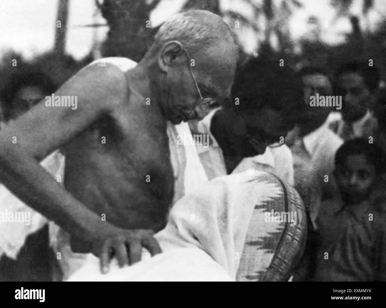 Mahatma Gandhi unterstützen zwei Menschen Bombay Indien Mai 1944 Stockfoto