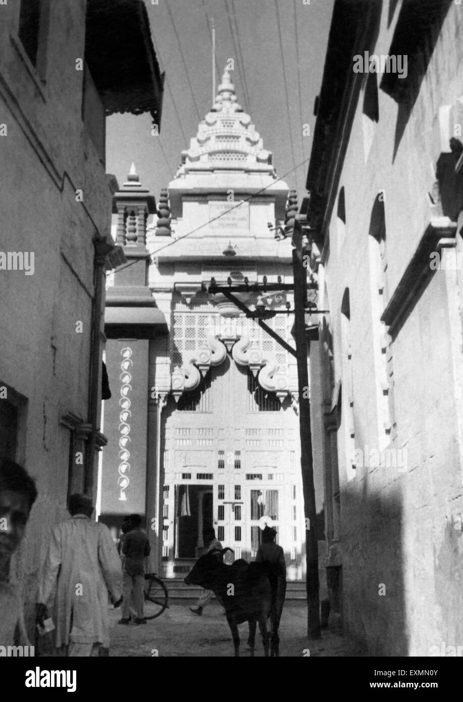 Temple Entrance Kuhfahrrad, Gujarat, 1950, Indien, Asien, Altes Vintage 1900s Bild Stockfoto