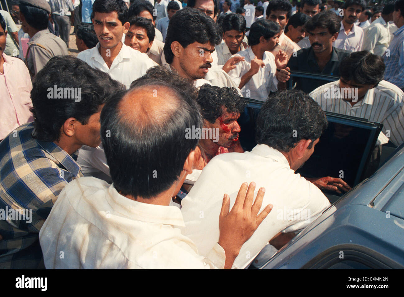 Menschen helfen blutenden Mann Opfer der Terrorbombe Explosion 1993 Bombay Mumbai Maharashtra Indien Stockfoto