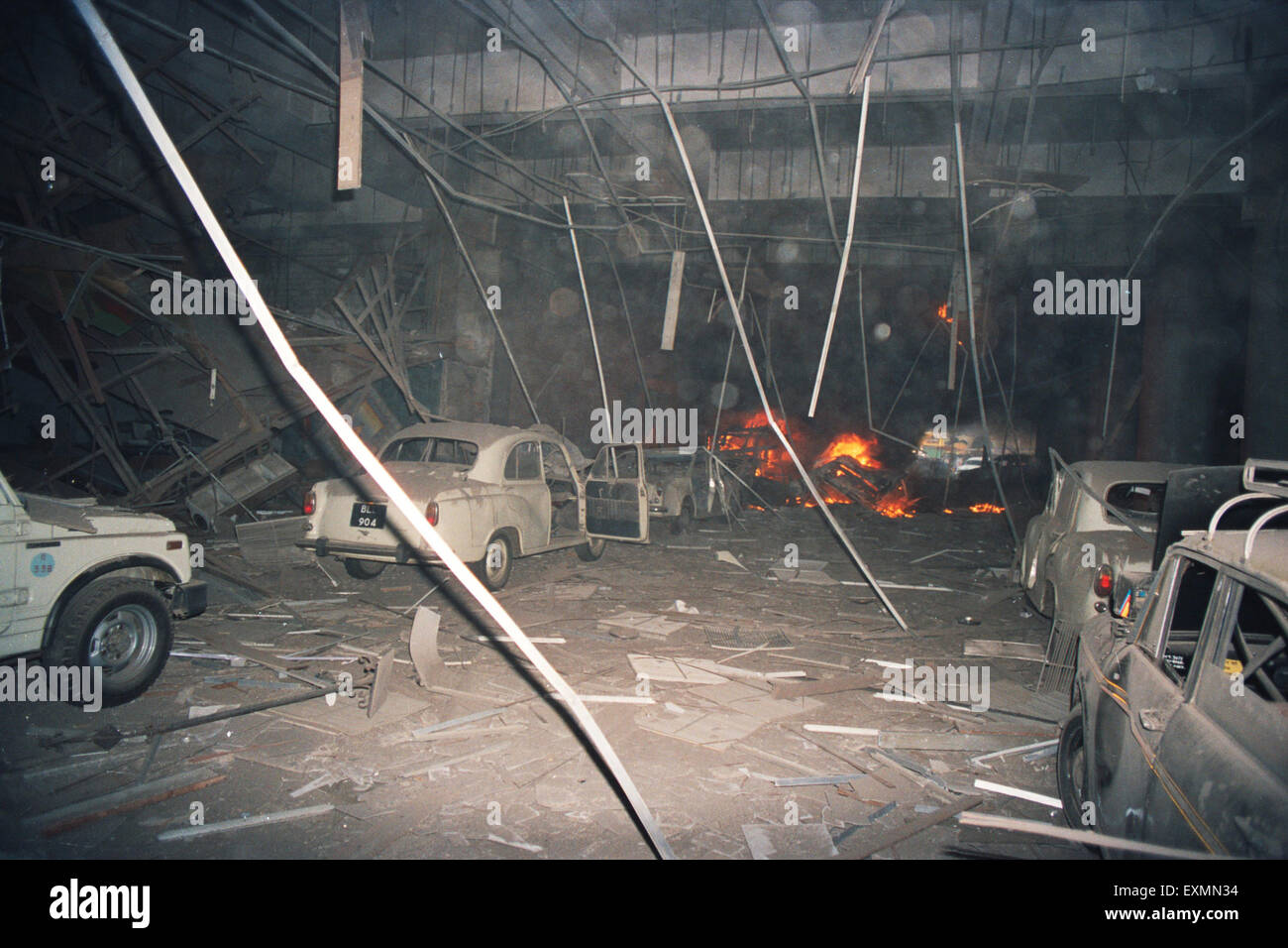 Autos beschädigt brennenden Terror Bombe Explosion 1993 Bombay Mumbai Maharashtra Indien Stockfoto