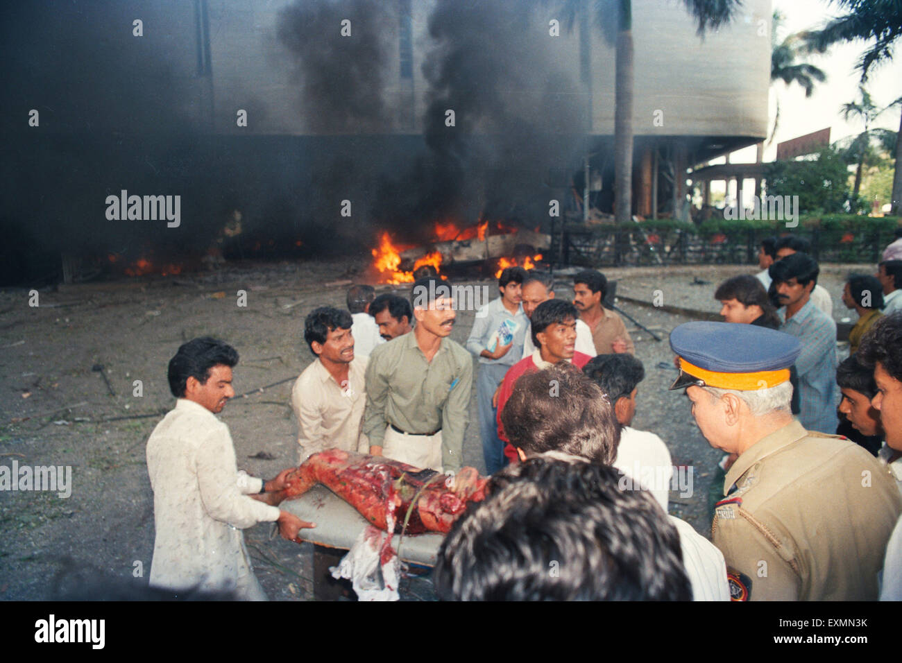 Hilfe Opfer Terror Bombe Explosion 1993 Bombay Mumbai Maharashtra Indien 1900 1900s Mumbai Angriff Mumbai Terror 1993 Bombay Bombenanschläge 12. März 1993 Stockfoto