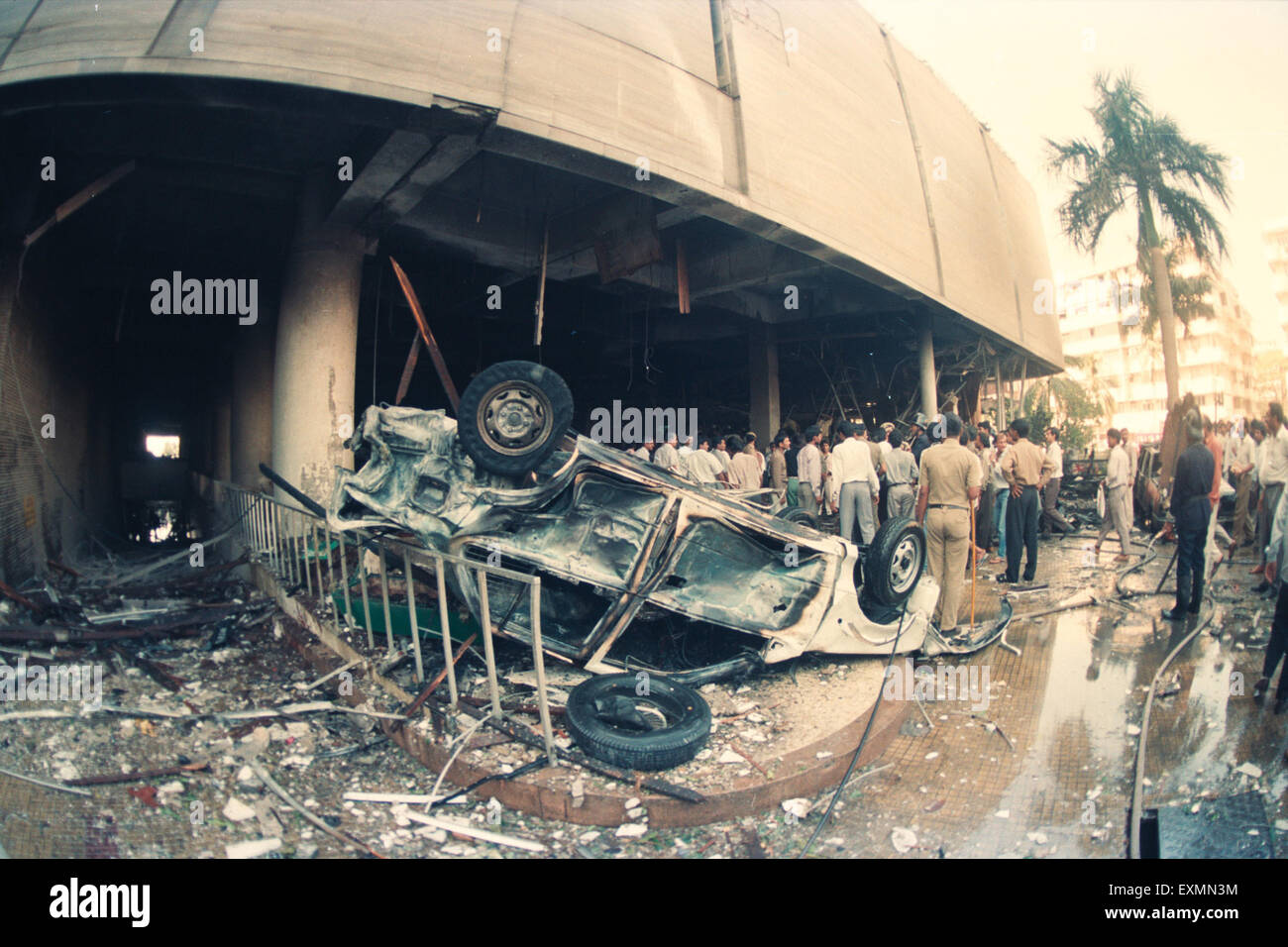 Auto beschädigt zerstört Bombay Terror Bombe Explosion Explosion, Air India Building, Nariman Point, Marine Drive, Bombay, Mumbai, Maharashtra, Indien, Asien, Asien, Indisch, 1993, alter Jahrgang 1900s Bild Stockfoto