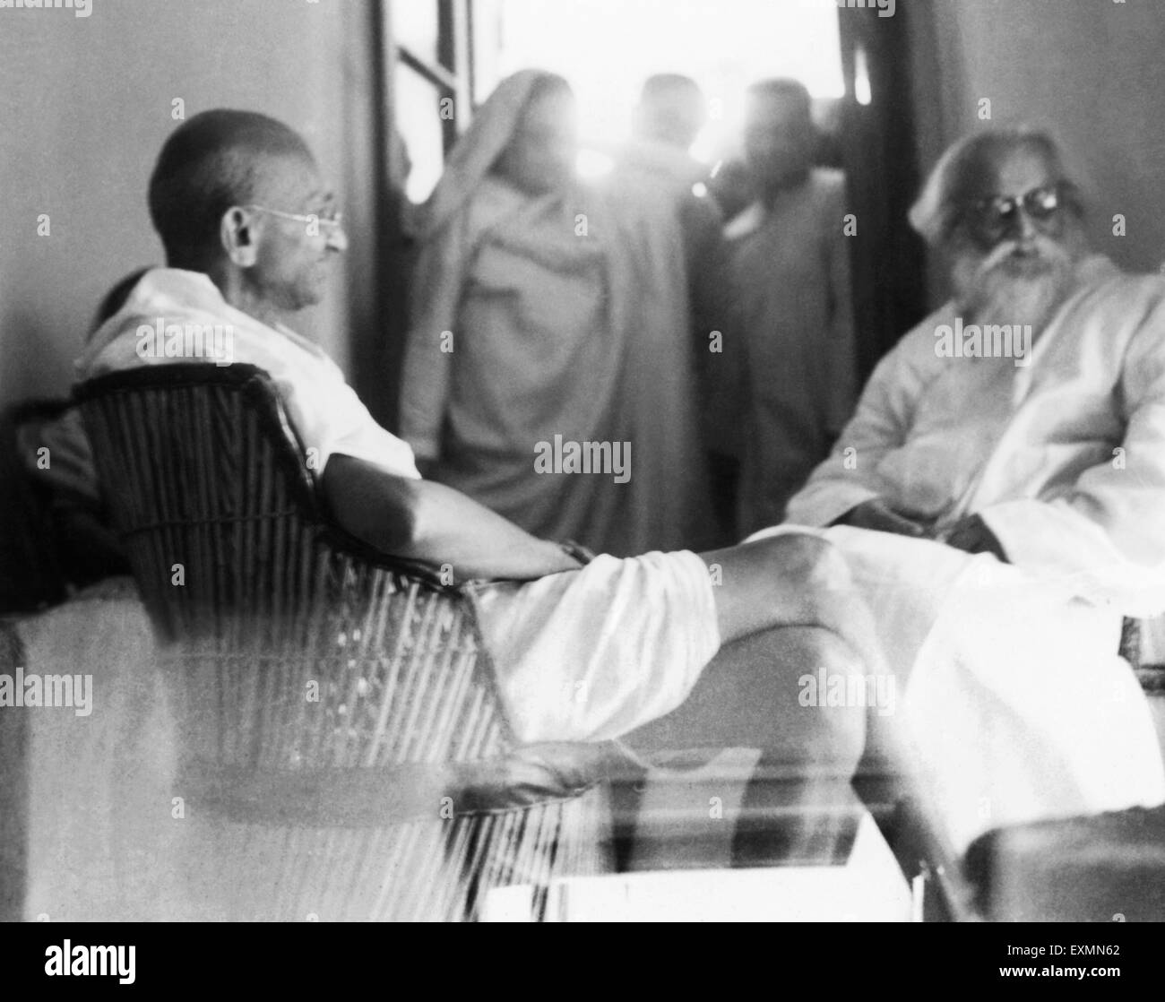 Mahatma Gandhi und Rabindranath Tagore in Shantiniketan; Westbengalen; Indien; Februar 1940; Indien; Asien ; alter Jahrgang 1900s Bild Stockfoto