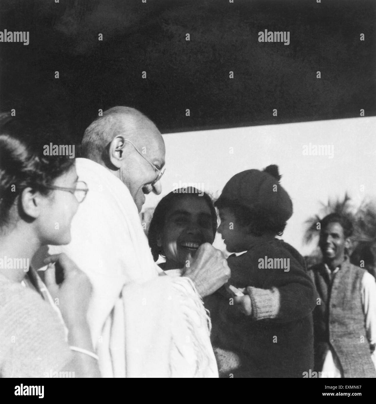 Abha Gandhi; Mahatma Gandhi und Sushila Nayar Durchführung Rajiv Gandhi in Shantiniketan; 1945; Indien nicht Herr Stockfoto