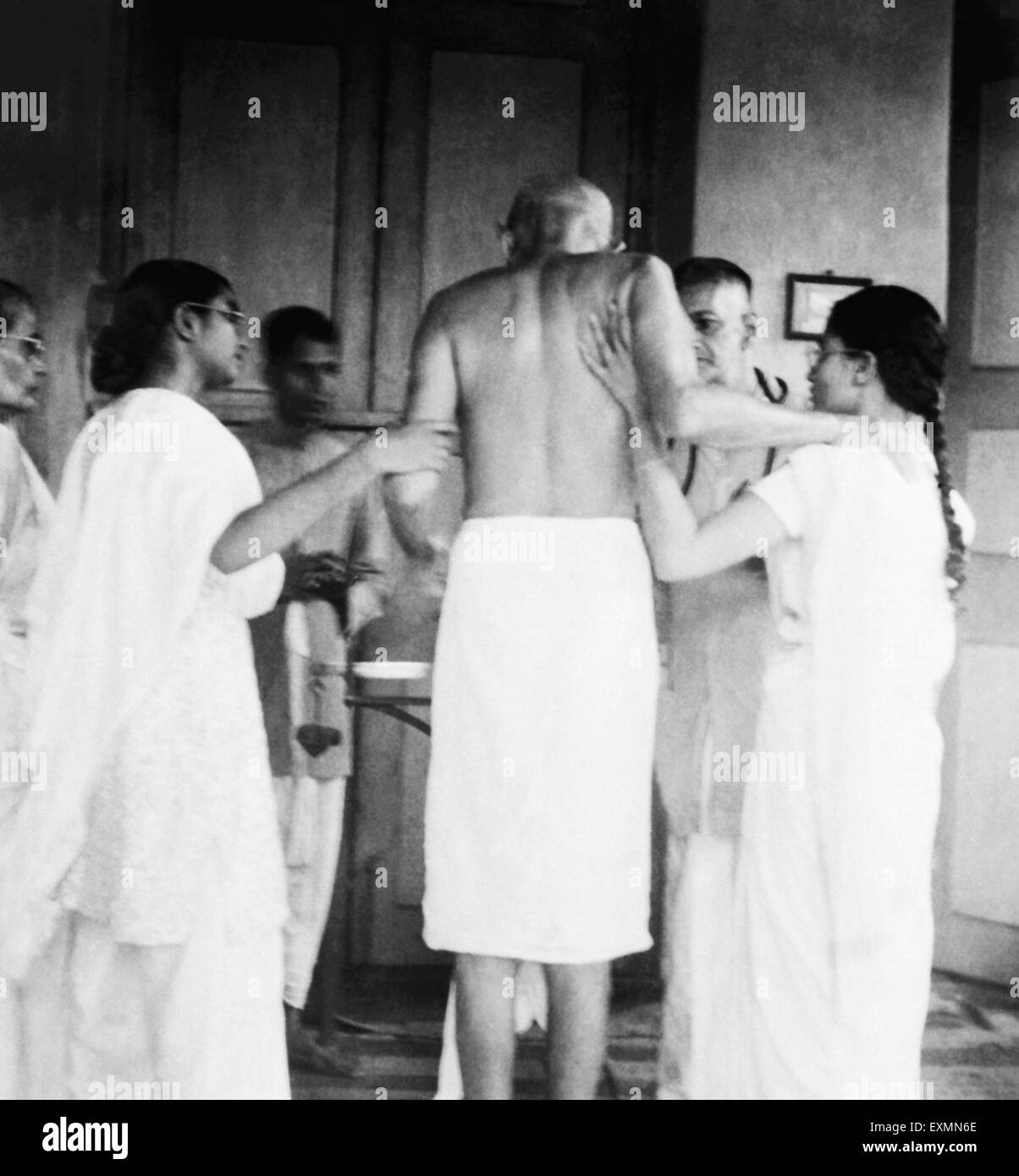 Mahatma Gandhi stehend mit einem Gewicht von Khadi Pratishthan Sodepur 24 Praganas Belia Ghat Kalkutta für Hindu-Muslim-Einheit schnell skalieren Stockfoto