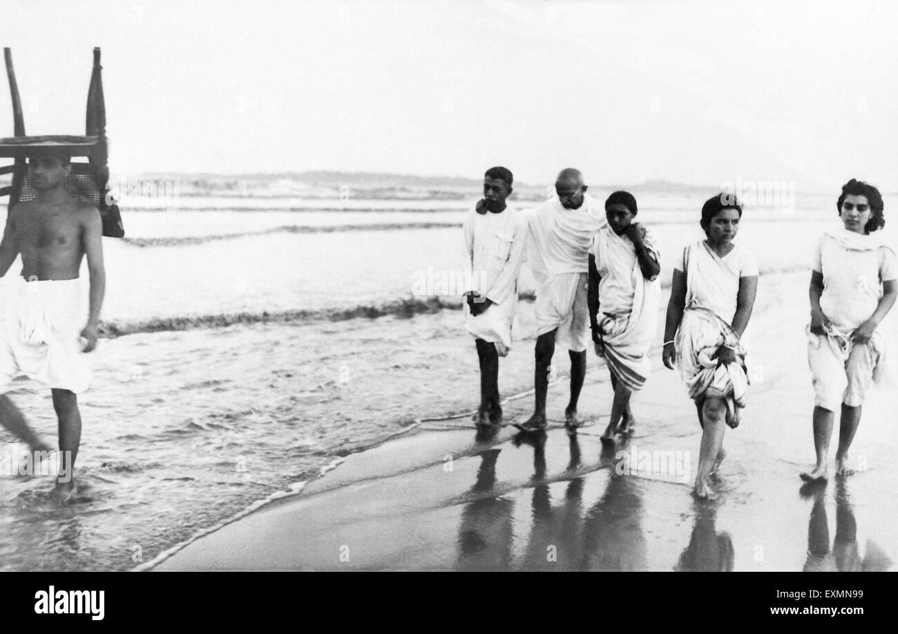 Mahatma Gandhi zu Fuß Juhu Beach Bombay Indien Mai 1944 Stockfoto