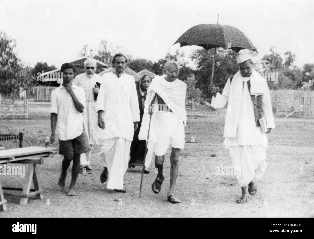 Abdul Kalam Maulana Azad Acharya Kripalani Sarojini Naidu Mahatma Gandhi Rajendra Prasad Wandern Sevagram Ashram Indien 1940 Stockfoto