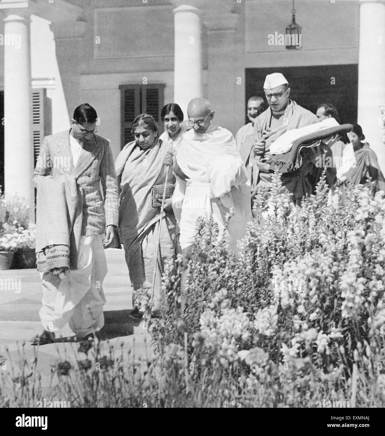 Mahatma Gandhi mit Sarojini Naidu beginnt für ein Interview mit dem Vizekönig, Birla Bhawan, Delhi, Indien, 15. März 1939, altes Bild des Jahrgangs 1900 Stockfoto