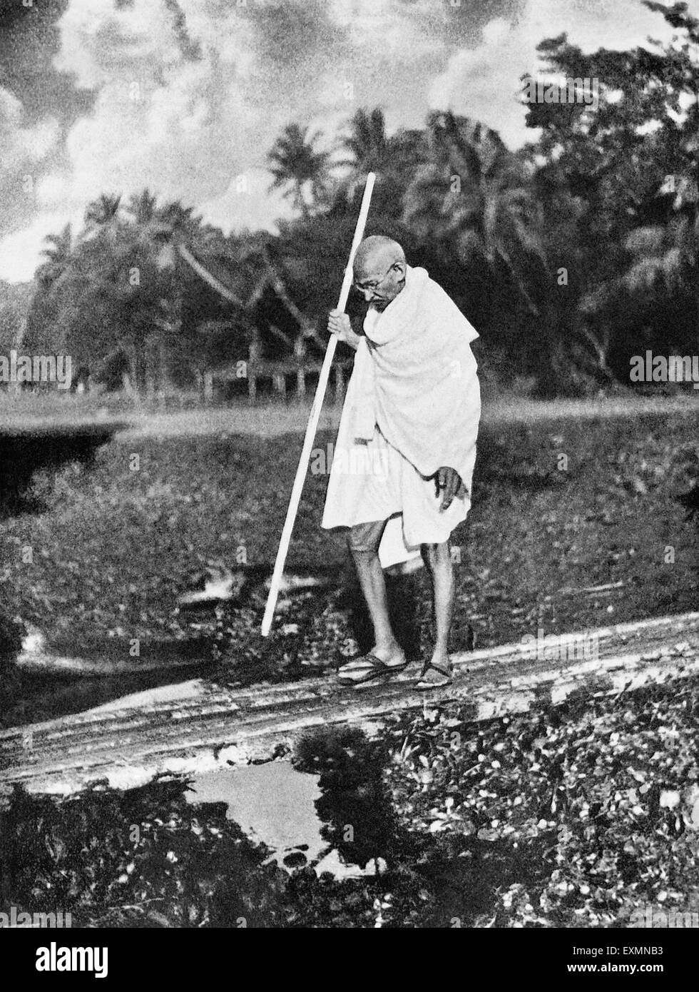 Mahatma Gandhi Besuch in Ramganj zu Fuß, Noakhali, Westbengalen, Indien, Asien, 25. November 1946 altes Vintage-Bild aus den 1900er Jahren Stockfoto