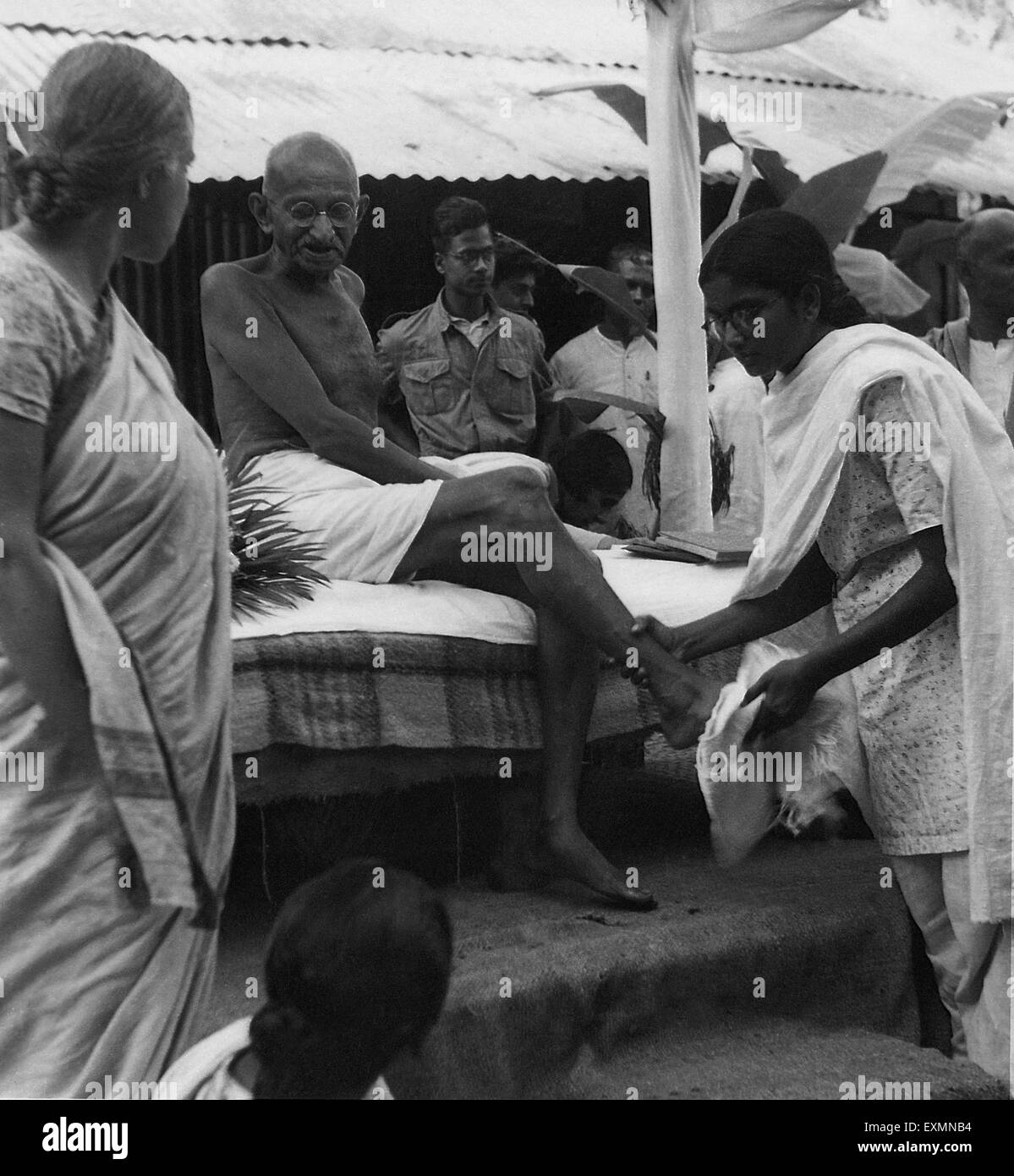 Mohandas Karamchand Gandhi Beine wird gewaschen und gereinigt von Abha Gandhi am Ende der täglichen Marsch, Noakhali, Dezember 1946 Indien Stockfoto