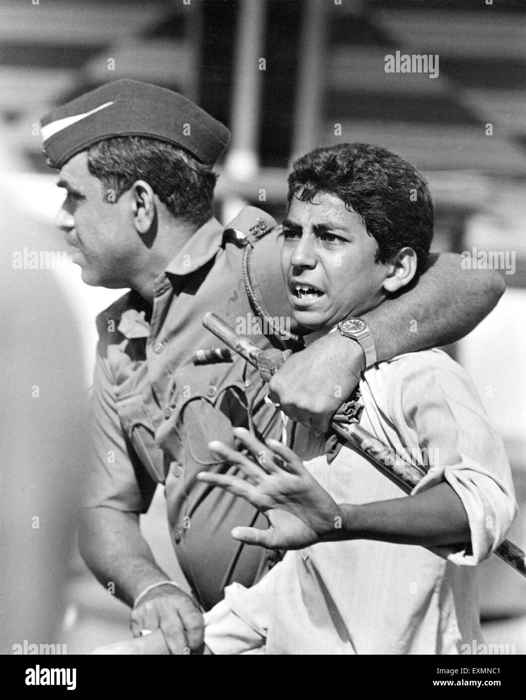 Polizist erfasst Mann Bombay Mumbai Maharashtra Indien Stockfoto