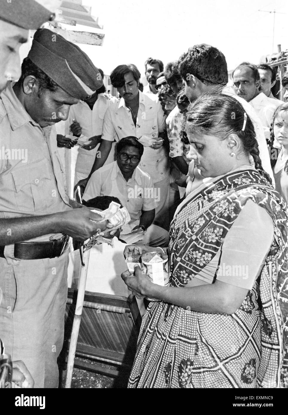 Polizist Überprüfung Personalausweis Frau Bombay Mumbai Maharashtra Indiens Stockfoto
